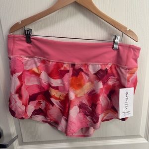 027 NWT ATHLETA Printed Run With It 3.5” shorts.  Size XL.